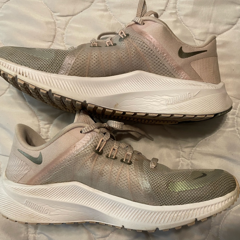 Nike Womens Quest 4 Running Shoe 9